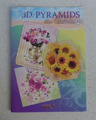 Pyramids motive heft - 3d,