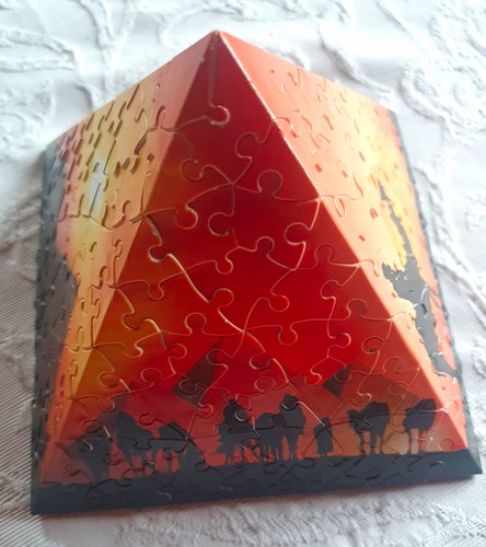 Puzzle pyramide aus pappe - pyramide,